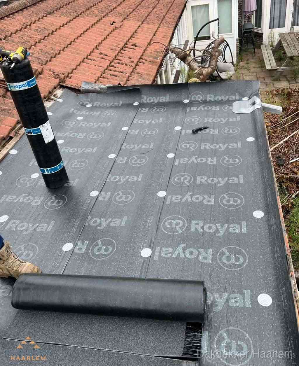Plat dak met nieuwe bitumen dakbedekking en brandgereedschap in Haarlem