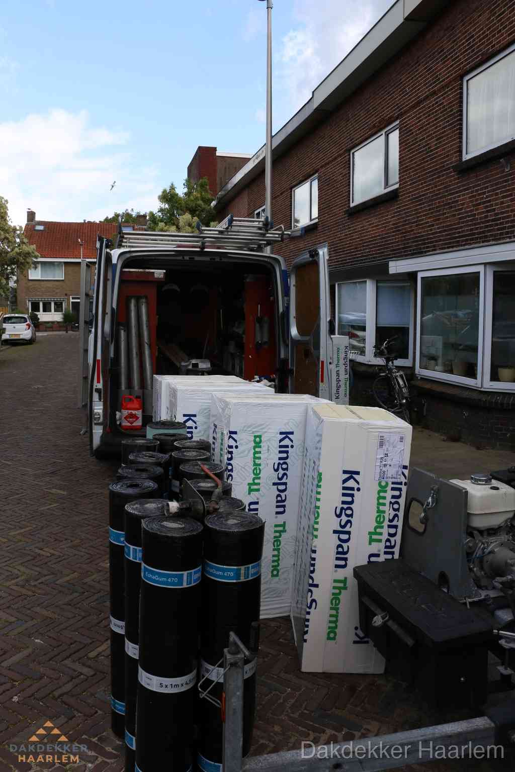 Plat dak met bitumen dakbedekking en brander in Haarlem