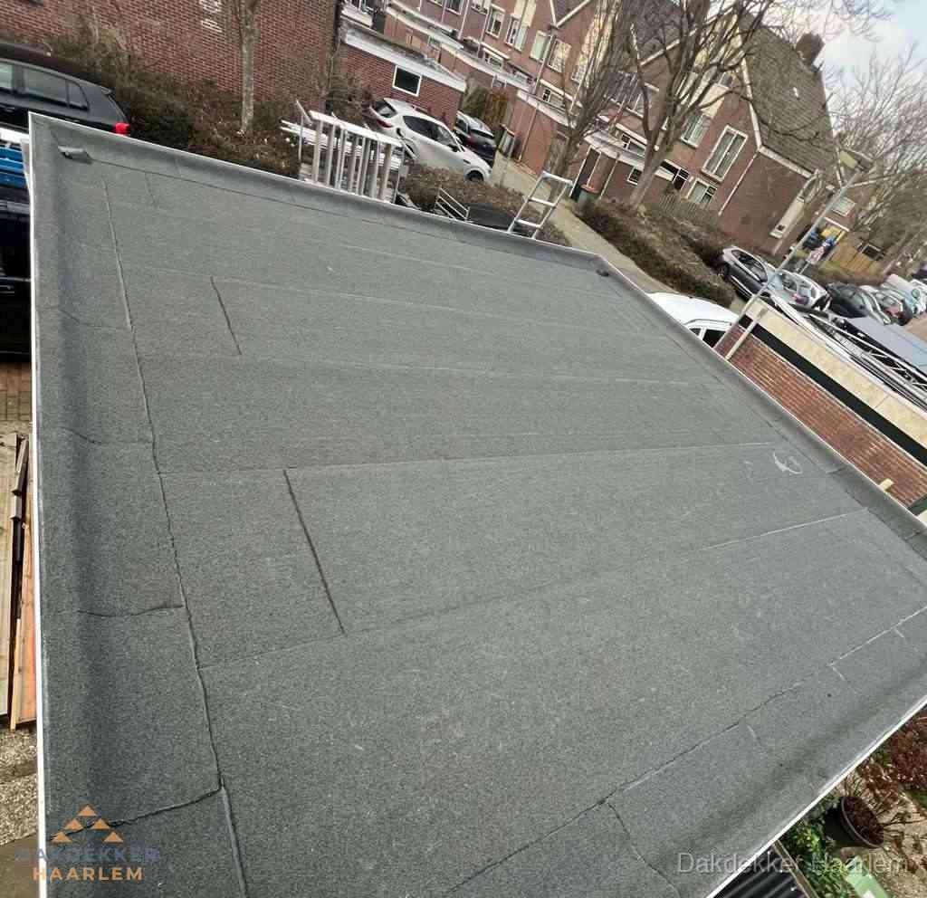 Nieuwe bitumen dakbedekking op plat dak van garage in Haarlem