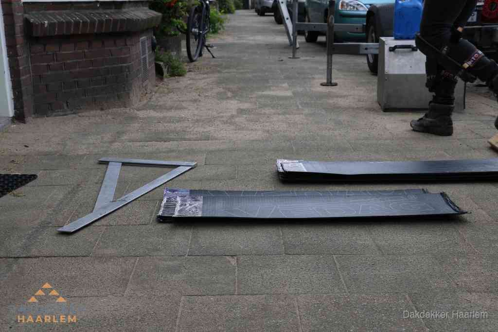 Dakbedekkingsmateriaal en zinkwerk klaargelegd voor reparatie in Haarlem