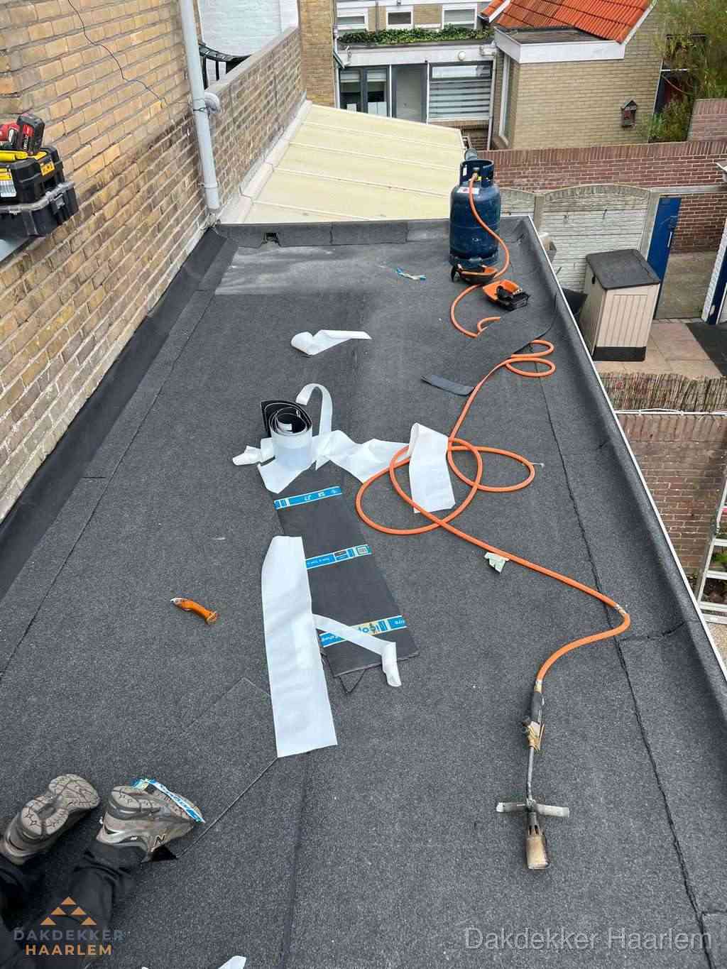 Dakdekker brengt EPDM dakbedekking aan op plat dak in Haarlem
