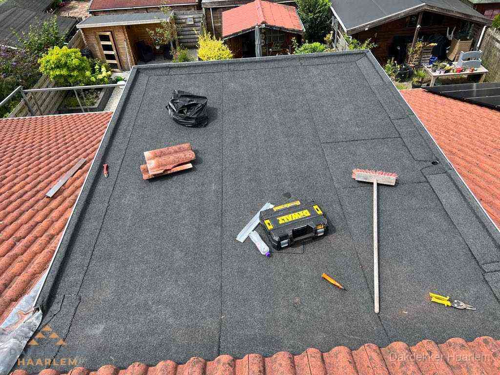 Nieuw plat dak met bitumen dakbedekking in Haarlem