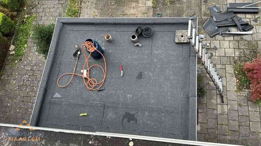 Plat dak met nieuwe bitumen bedekking in Haarlem