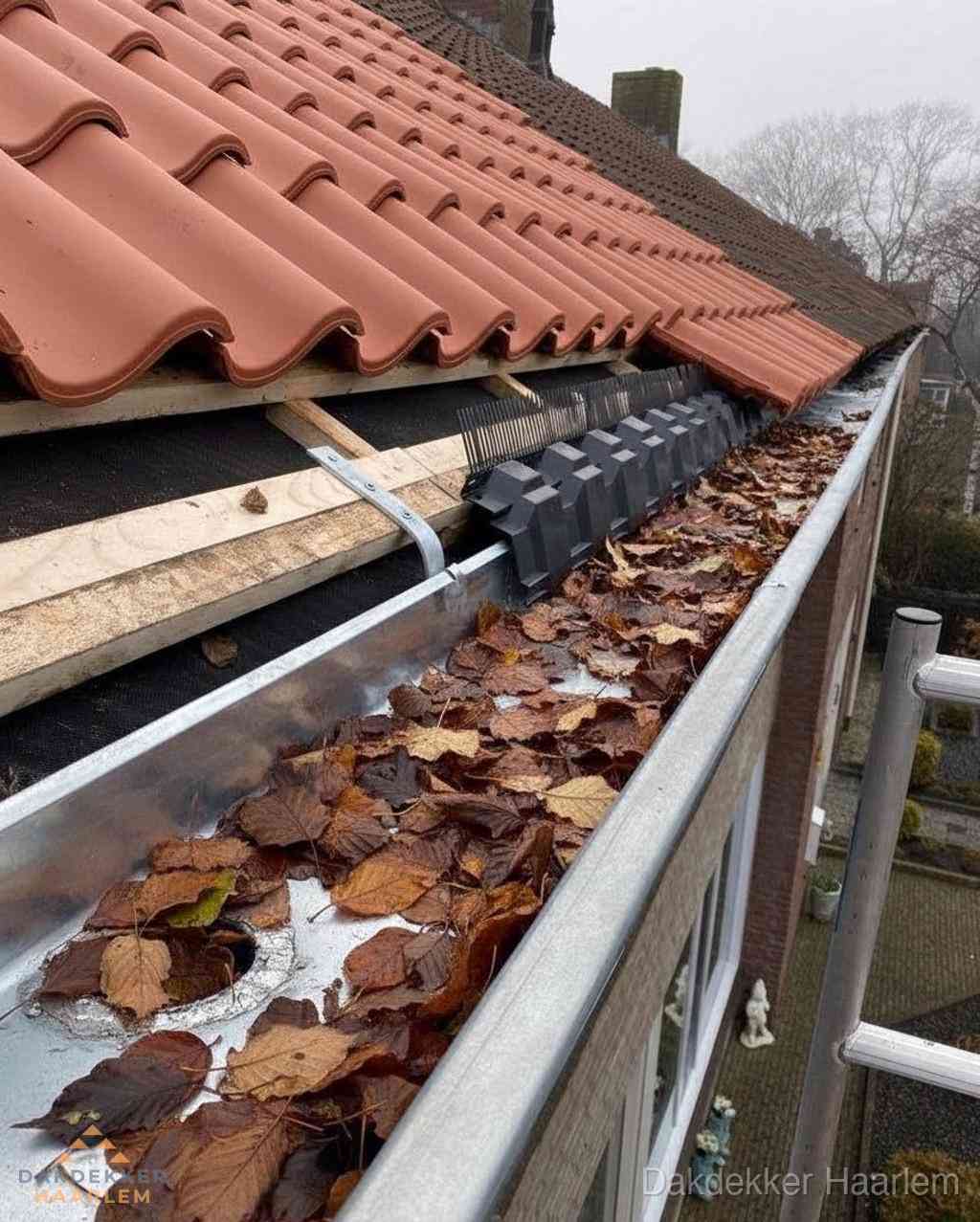 Plat dak bedrijfspand met bitumen dakbedekking en lichtkoepels in Haarlem