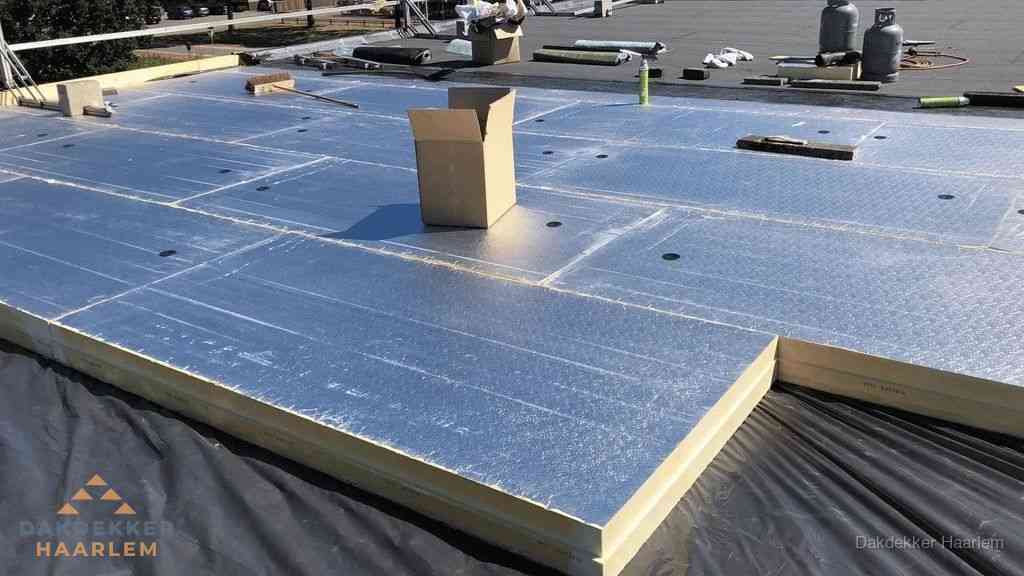 PIR isolatieplaten worden gelegd op plat dak voor dakisolatie in Haarlem