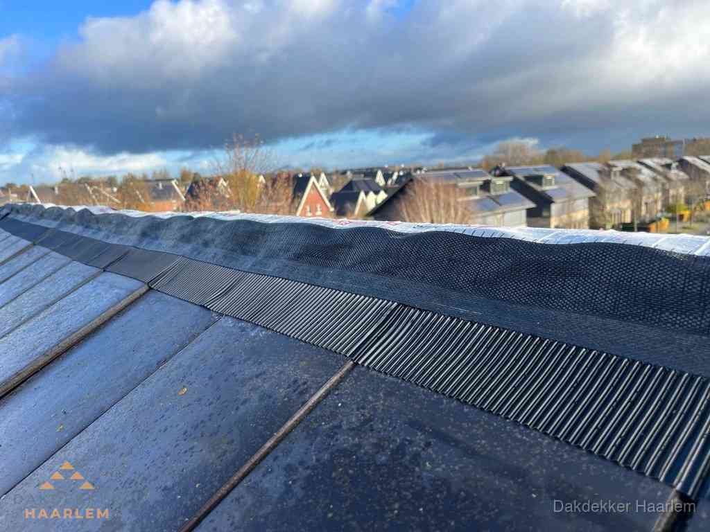 Dakisolatie bij de nok met ventilatieprofiel op schuin dak in Haarlem