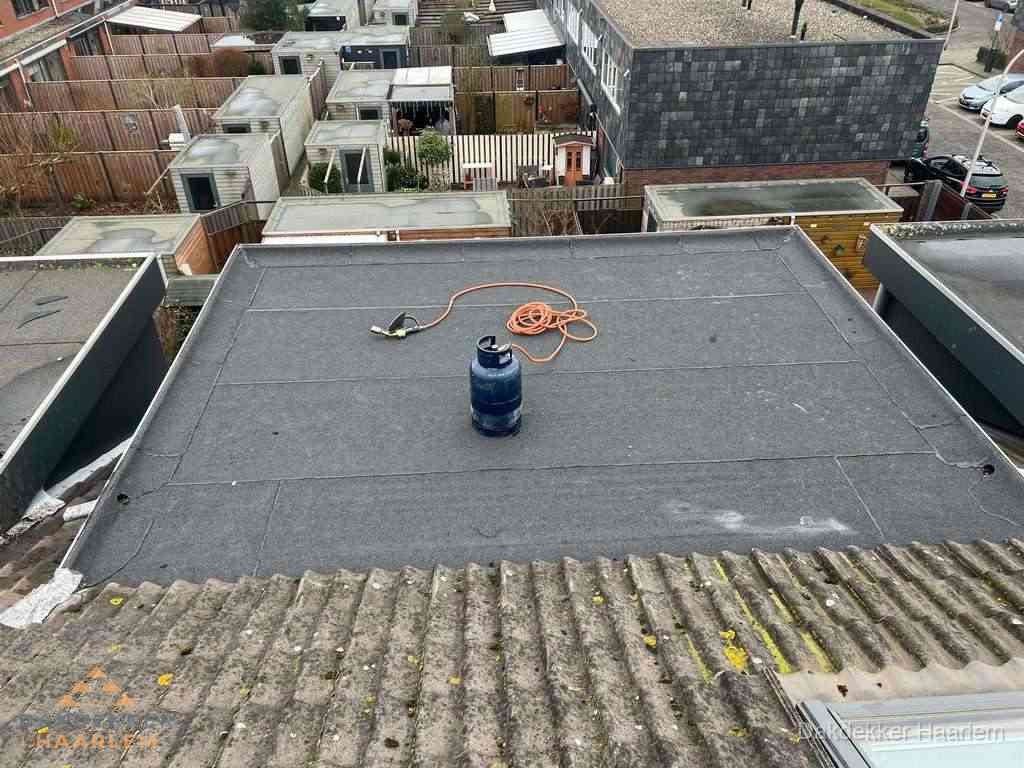 Dakreparatie plat dak met bitumen in Haarlem