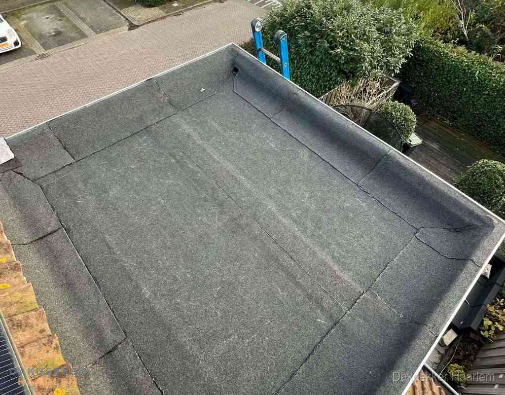 Gerenoveerd plat dak met nieuwe bitumen dakbedekking in Haarlem