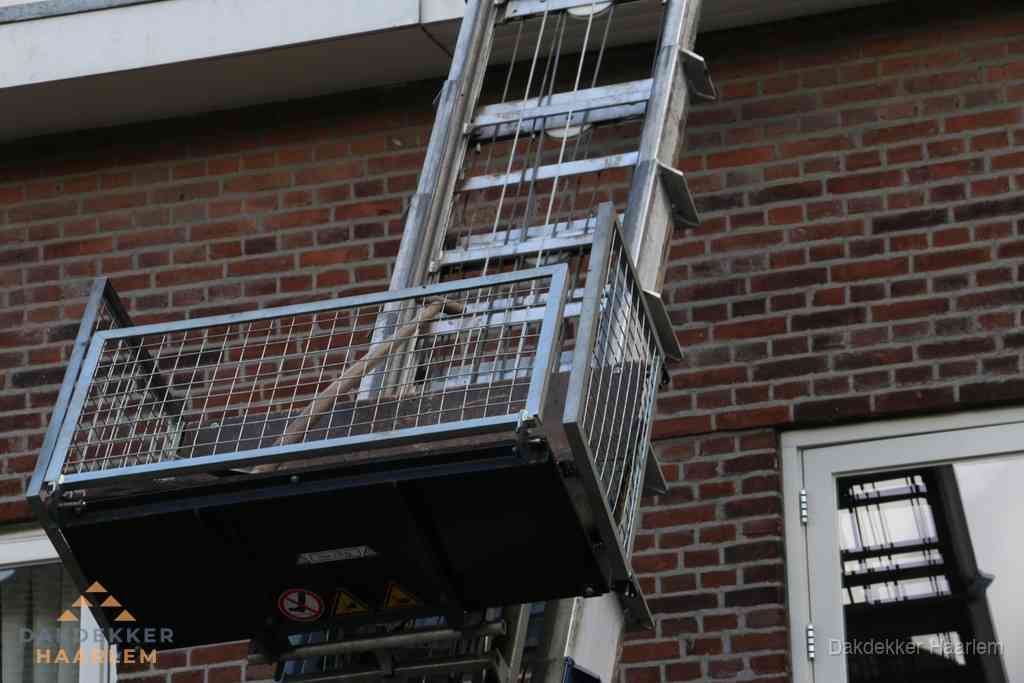 Ladderlift met dakpannen voor dakpan reparatie in Haarlem
