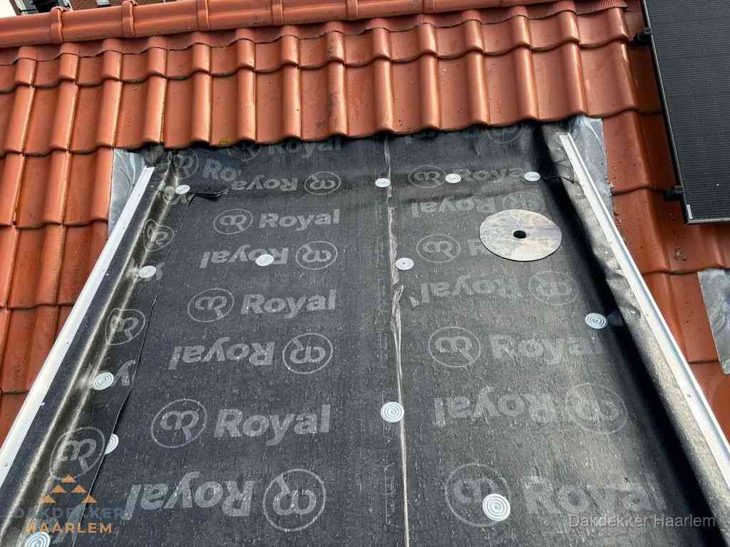 Nieuw dak met dakpannen en Royal onderlaag bij woning in Haarlem