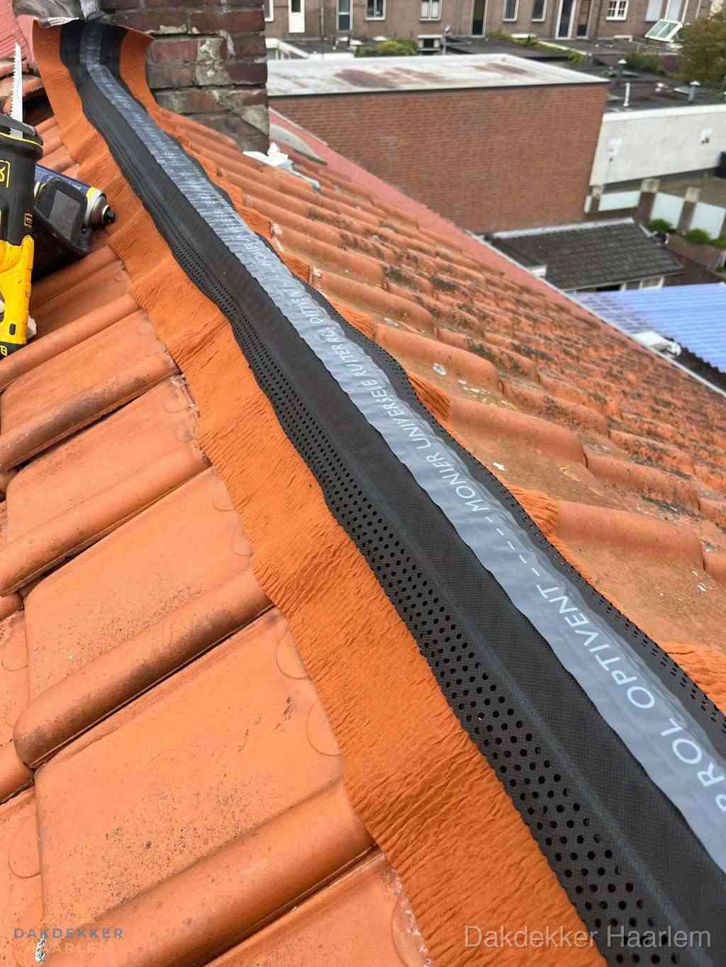 Plat dak aanbouw met bitumen naast schuin pannendak in Haarlem