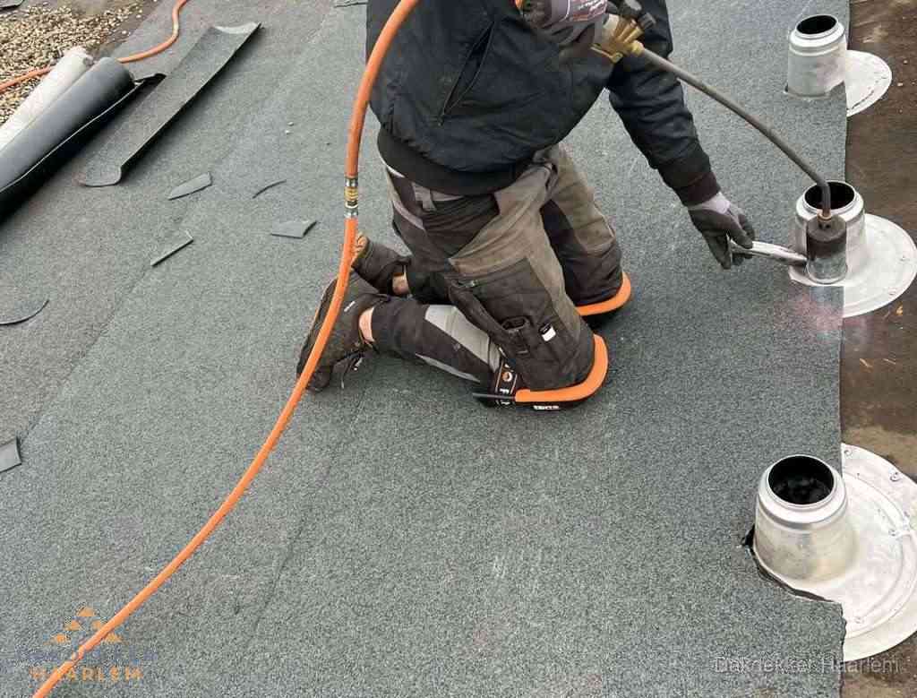 Gereedschap op nieuw plat dak na renovatie in Haarlem