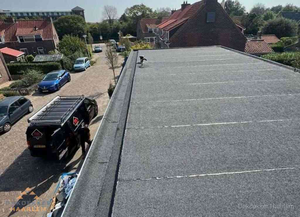 Nieuw bitumen plat dak met uitzicht over landschap in Haarlem