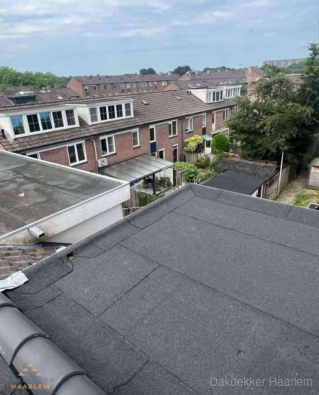 Vernieuwd plat dak met bitumen in woonwijk in Haarlem